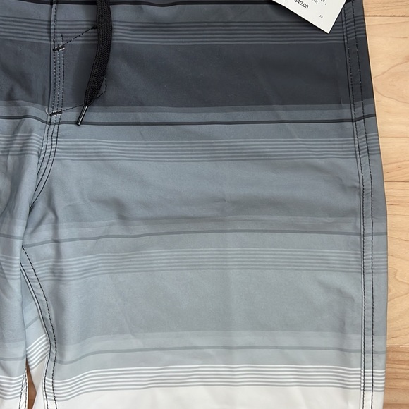 NWT Mens Size 30 Gray / Black Swim Trunks - Picture 3 of 3